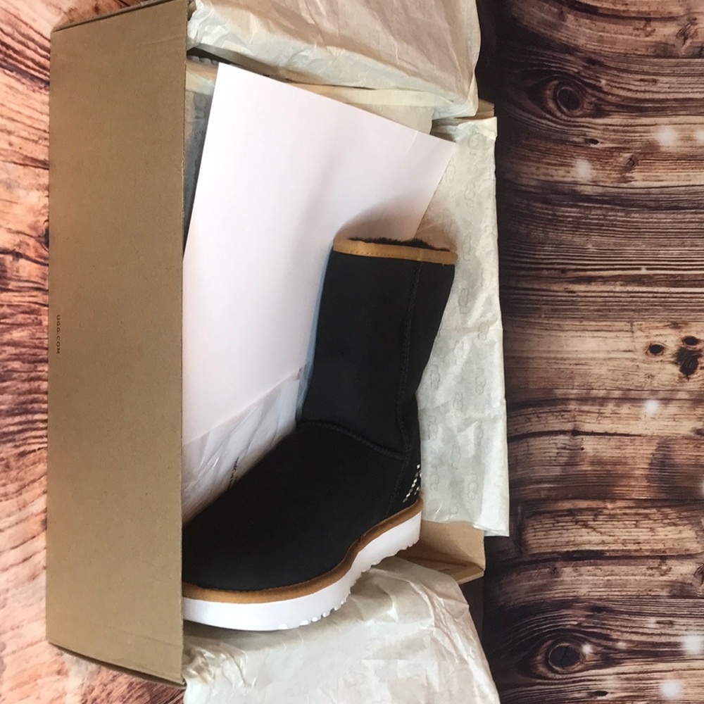 BRAND NEW IN BOX UGGS!! - Picture 4 of 6